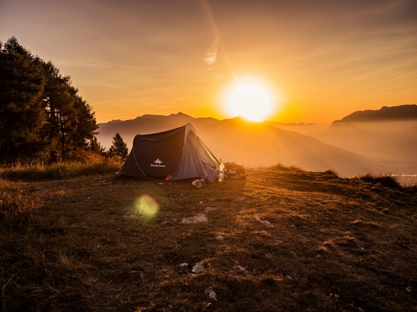 Comment choisir le meilleur emplacement pour camper avec une vue panoramique sur les montagnes?